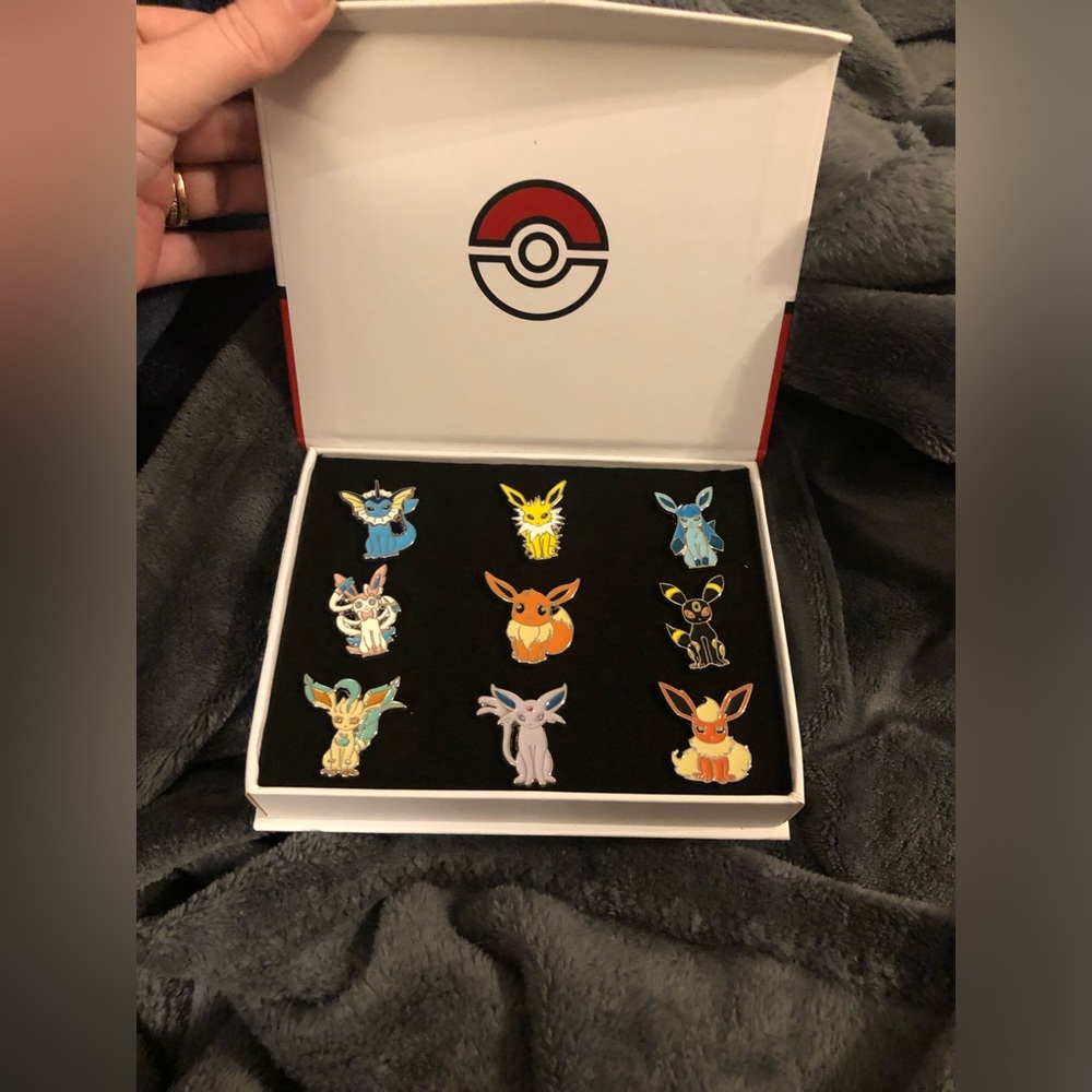 9 set Pokemon Eeveelution Pin Set